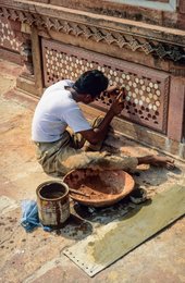 Agra;-Basin;-Building-site;-Crafts;-Craftsman;-India;-Itimad-ud-Daulah;-Jali;-Kaleidos;-Kaleidos-images;-La-parole-à-limage;-Lone-craftsman;-Mughal;-Paste;-Red-sandstone;-Restoration;-Stone;-Stories-Pictures;-Tarek-Charara;-Uttar-Pradesh